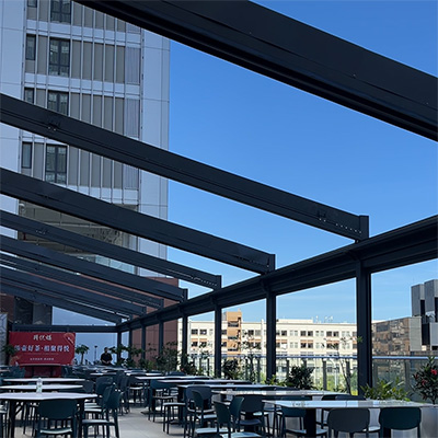 Выдвижные навесы и ветрозащитные роликовые шторы в ресторане под открытым небом на высоте в Гуанчжоу