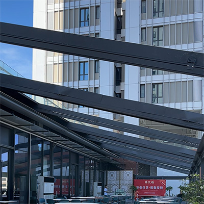 Выдвижные навесы и ветрозащитные роликовые шторы в ресторане под открытым небом на высоте в Гуанчжоу