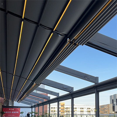 Выдвижные навесы и ветрозащитные роликовые шторы в ресторане под открытым небом на высоте в Гуанчжоу