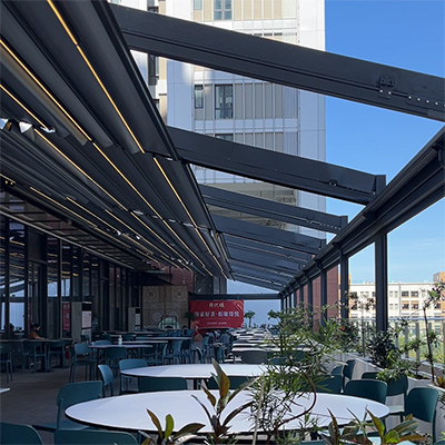 Выдвижные навесы и ветрозащитные роликовые шторы в ресторане под открытым небом на высоте в Гуанчжоу