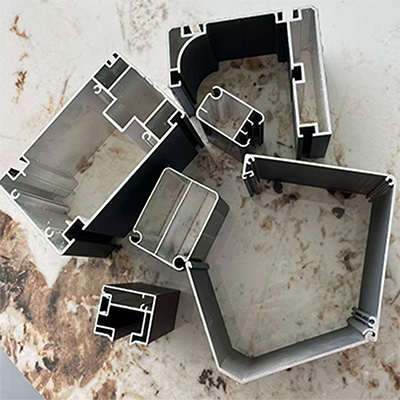 Выдвижные навесы и ветрозащитные роликовые шторы в ресторане под открытым небом на высоте в Гуанчжоу