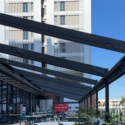 Выдвижные навесы и ветрозащитные роликовые шторы в ресторане под открытым небом на высоте в Гуанчжоу