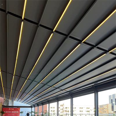 Выдвижные навесы и ветрозащитные роликовые шторы в ресторане под открытым небом на высоте в Гуанчжоу