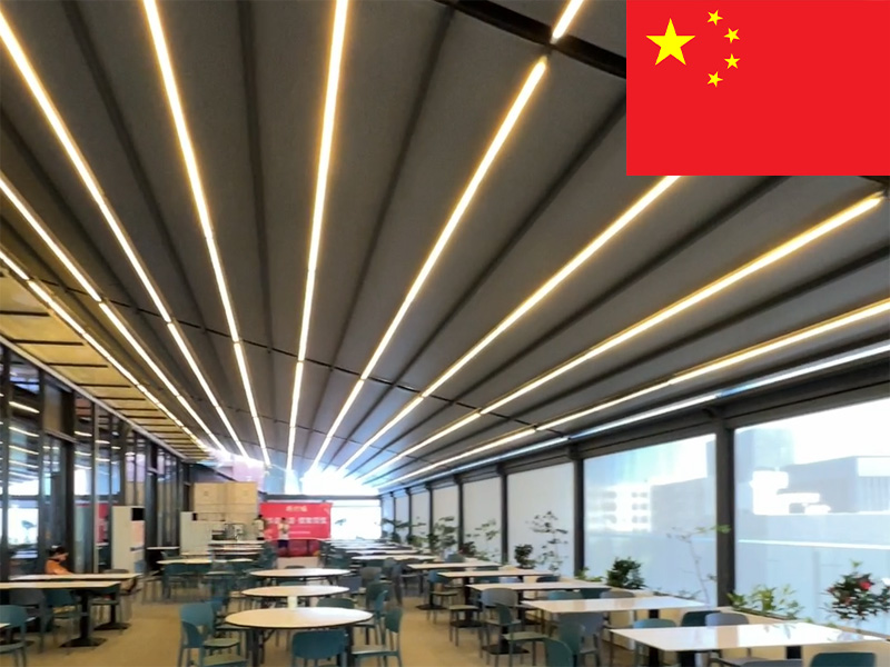 Выдвижные навесы и ветрозащитные роликовые шторы в ресторане под открытым небом на высоте в Гуанчжоу